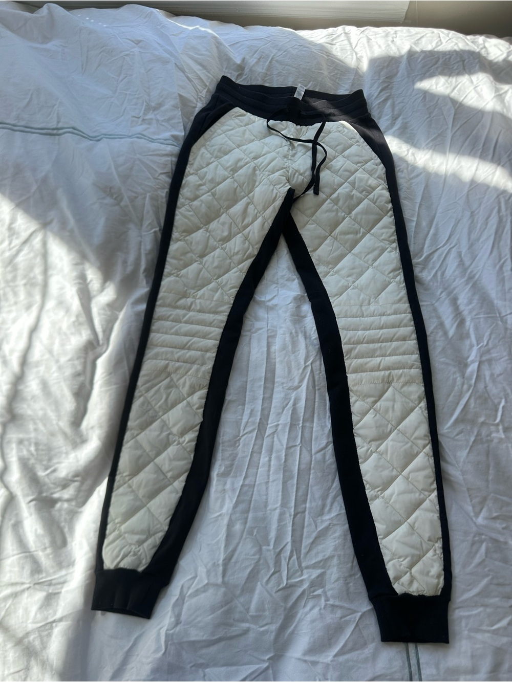 ALO Yoga Quilted White Joggers with Black Side Panels - Picture 5 of 7